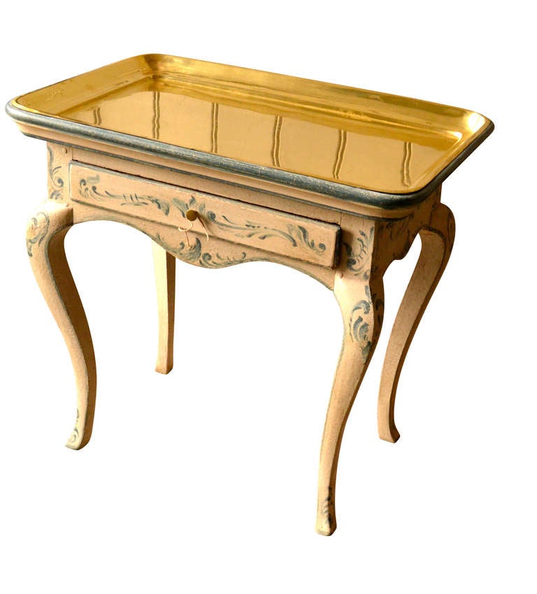 Rococo Table d'appoint rocococo peinte du 18ème siècle avec plateau en laiton en vente