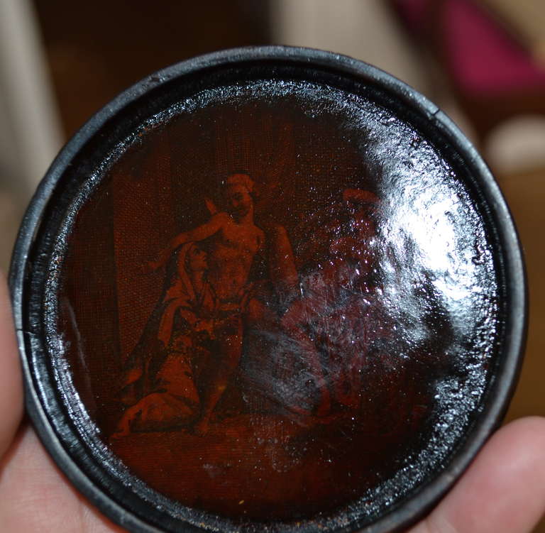 Lacquered 18th Century Snuff Box With Secret Erotic Motive For Sale