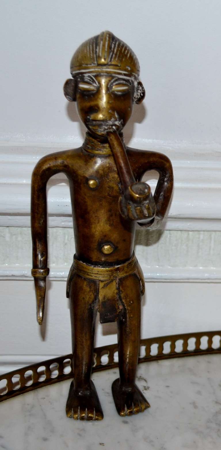 Seltene Bronzeskulptur eines afrikanischen Ureinwohners, der eine große Pfeife raucht
Provenienz: Wiener Tabakmuseum. Diese Skulptur ist im Wiener Auktionskatalog von Kinsky unter der Nummer 467 oder 468 abgebildet.