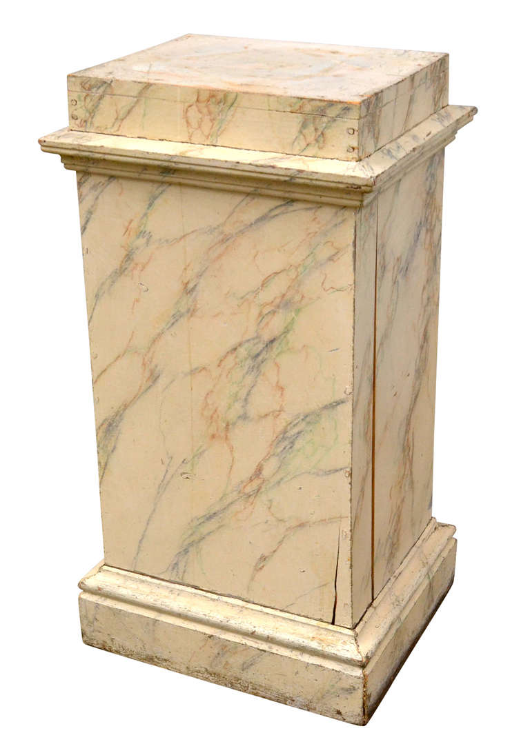Gustavien Piédestal en bois et faux marbre, 19ème siècle, scandinave en vente
