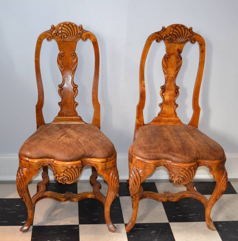 18th Century Pair of Rococo Chairs For Sale 3