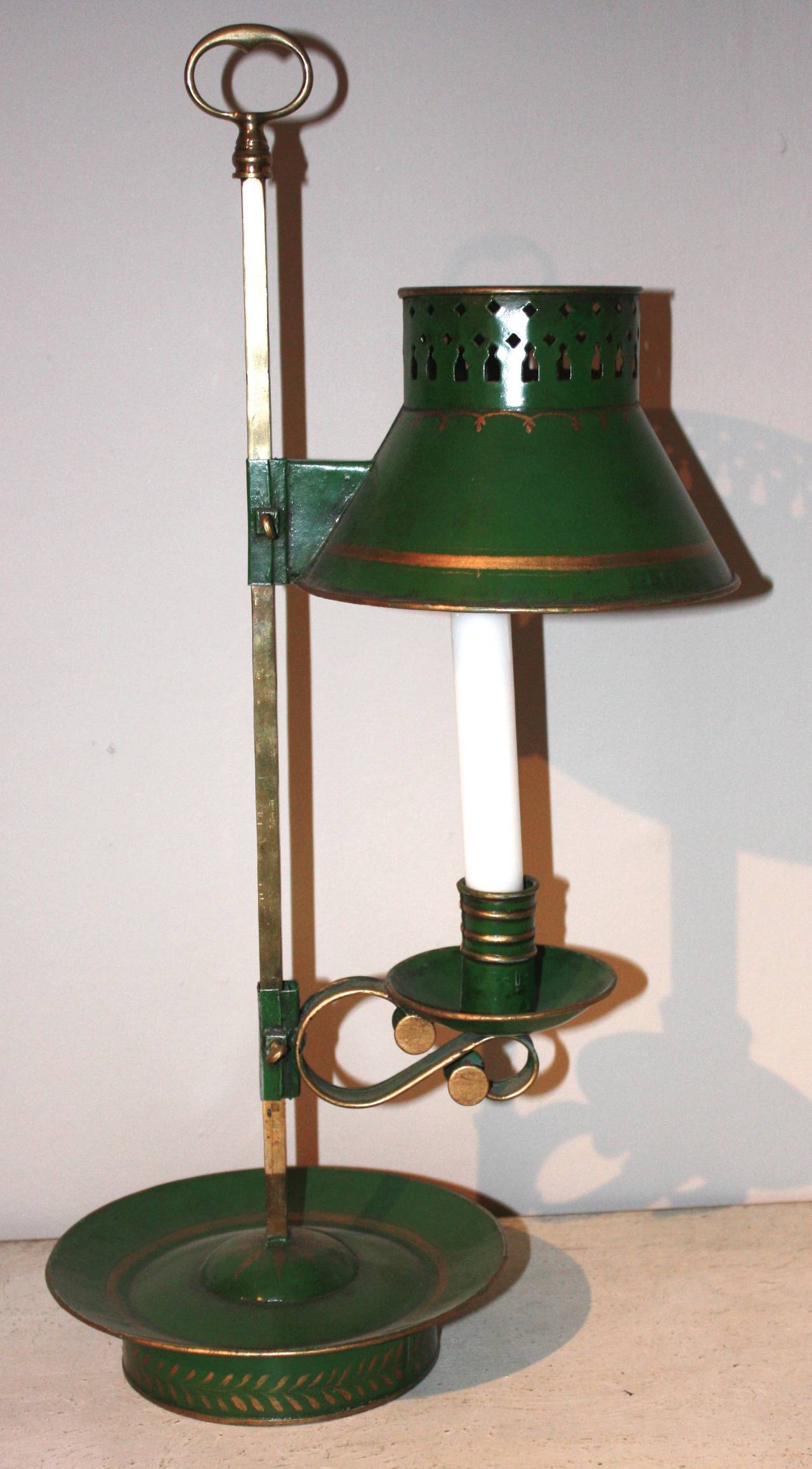 Französische Tischlampe mit Kerzenständer aus grün lackiertem Metall und Messing aus dem 19.
