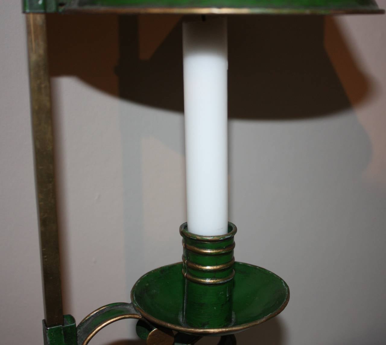 XIXe siècle Lampe de bureau française du 19ème siècle en métal peint en vert et laiton pour bougeoir en vente