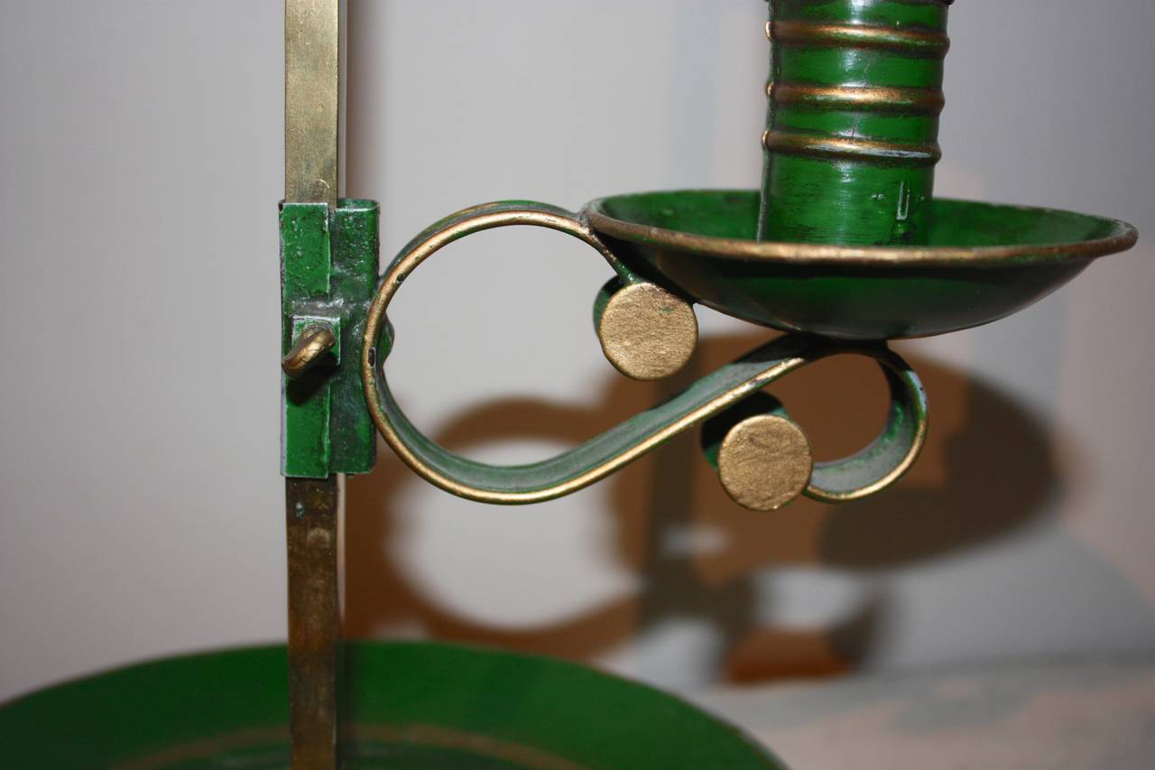 Französische Tischlampe aus grün lackiertem Metall und Messing für Kerzenständer, 19. Jahrhundert im Angebot 2