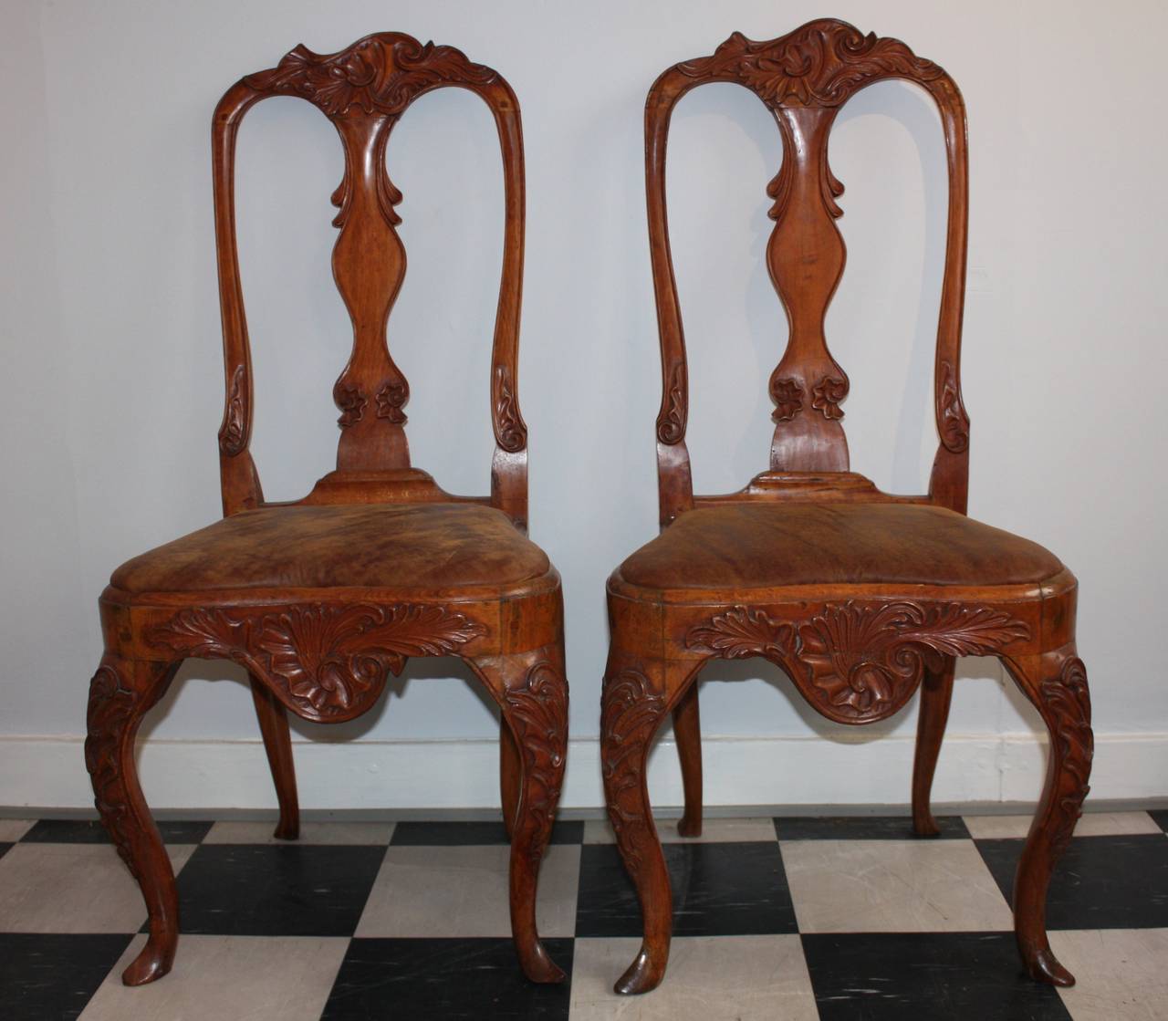 Très belle paire de chaises Rococo, nouvellement tapissées en cuir avec un look vintage. Peut être acheté avec une autre paire de chaises Rococo de la même couleur de bois et de cuir, juste un peu différente dans la sculpture. Sont présentés sur ce