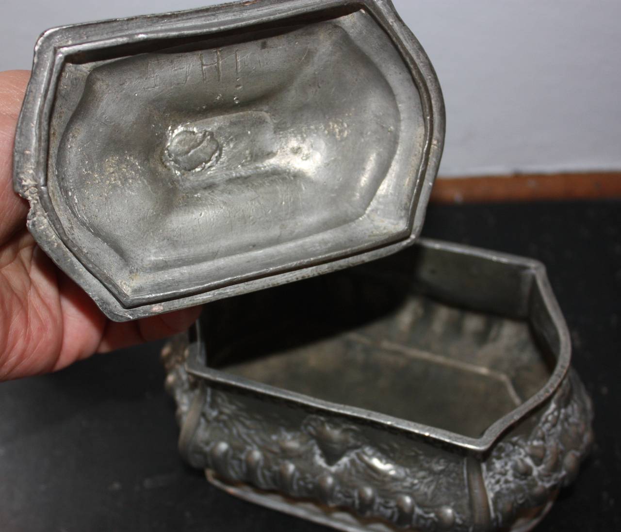 Caja de té de peltre rococó Peltre en venta