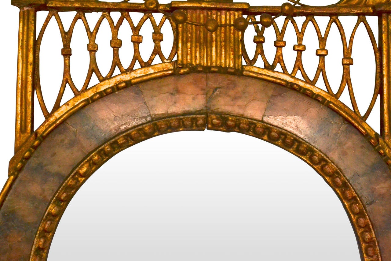 Fantastischer Spiegel aus Altona, mit einem Rahmen aus rosa Bilbao-Marmor. Auf der Rückseite befinden sich Reste des Altonaer Lackstempels.