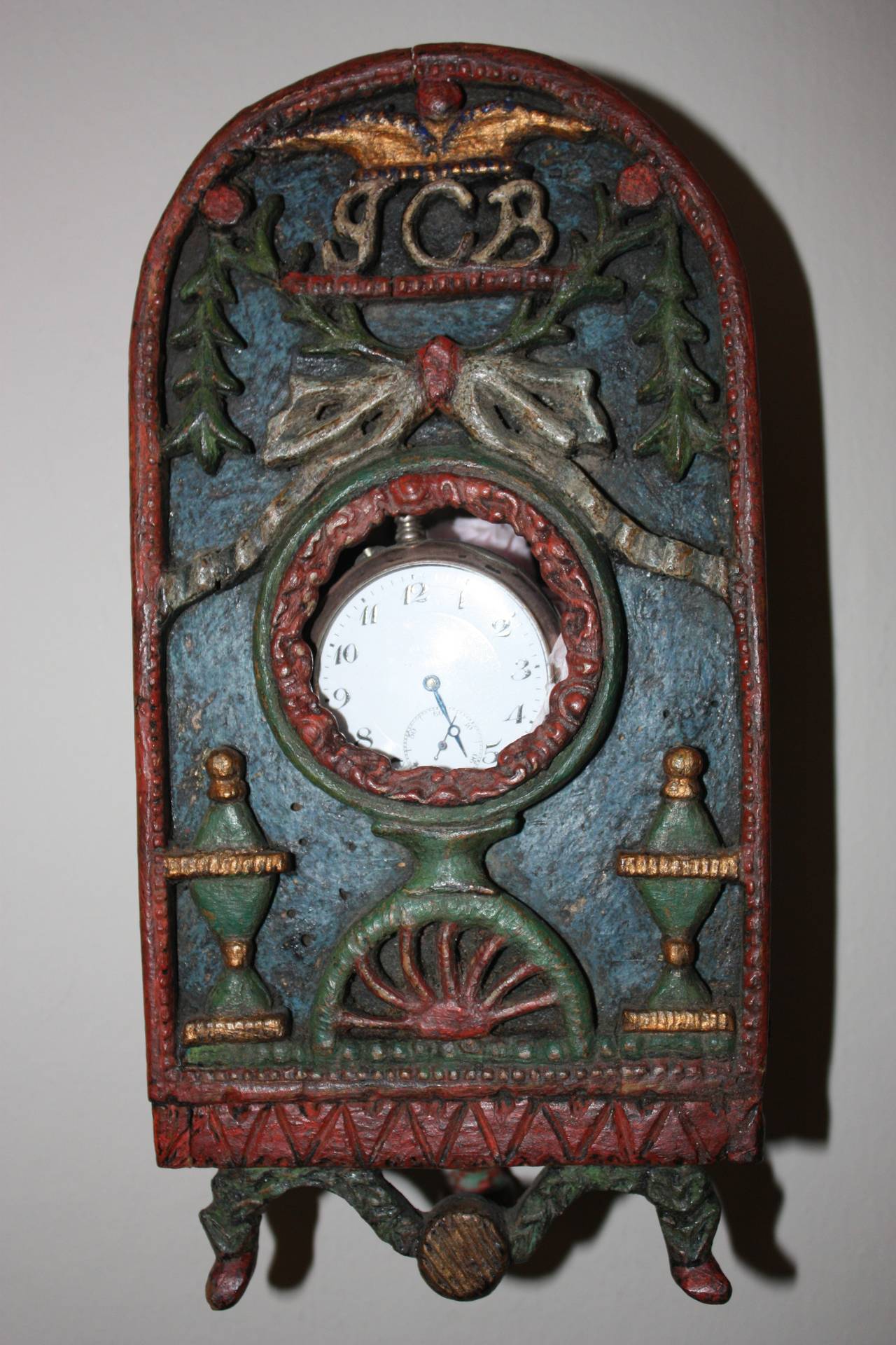 Skandinavische geschnitzte Uhrenhalterung, Volkskunst des 18. Jahrhunderts (Dänisch) im Angebot
