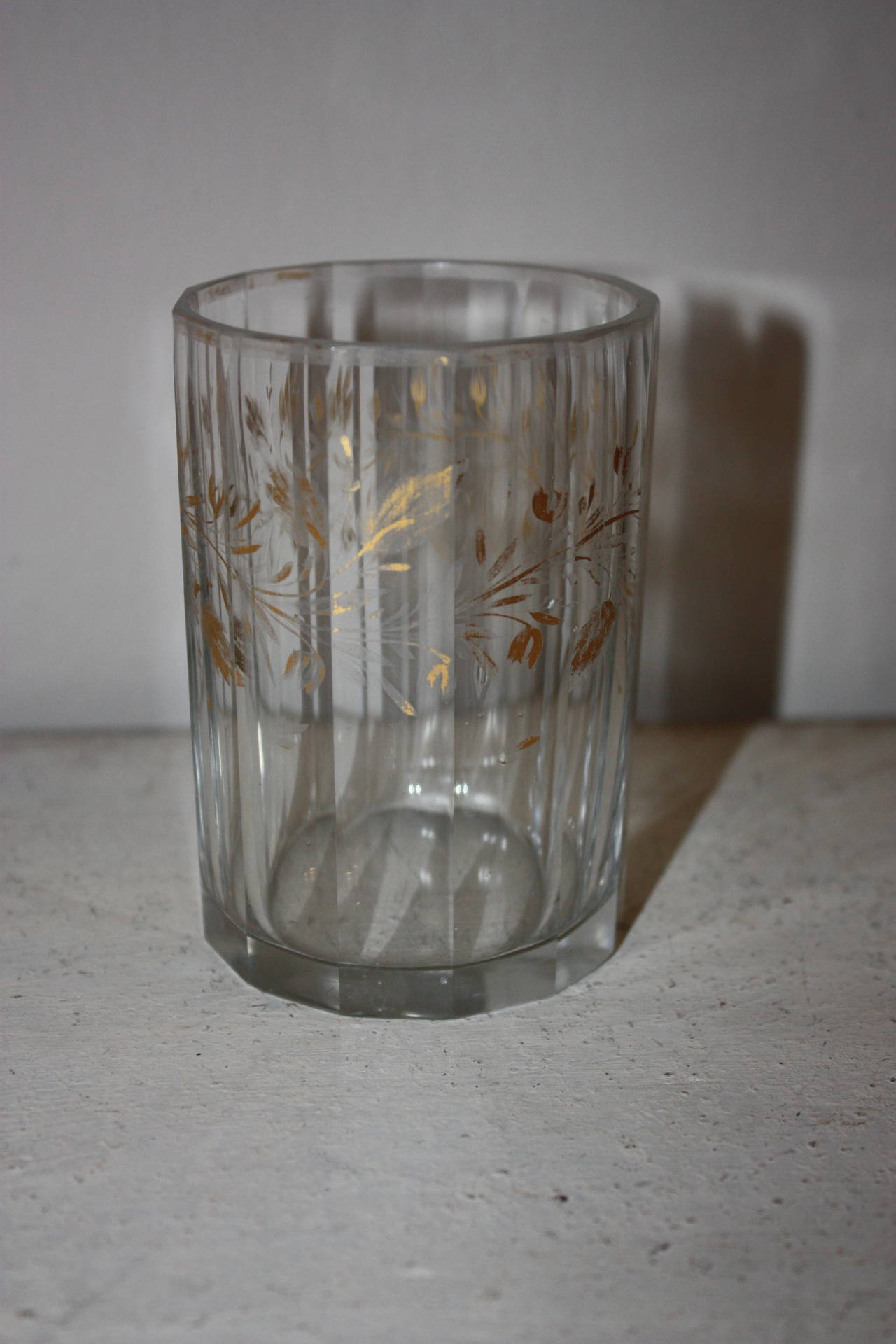 Ensemble de cinq verres du 19ème siècle avec motif de feuille d'or en vente 2