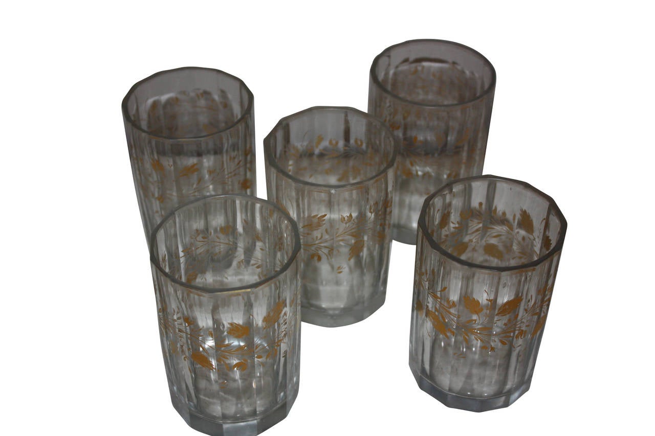 Empire Ensemble de cinq verres du 19ème siècle avec motif de feuille d'or en vente