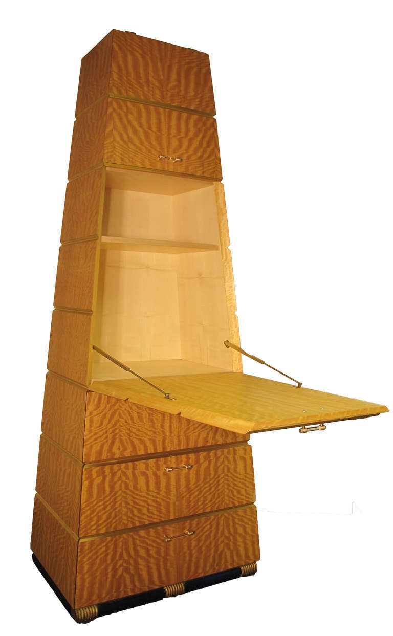 Extravaganter italienischer Pyramidensekretär