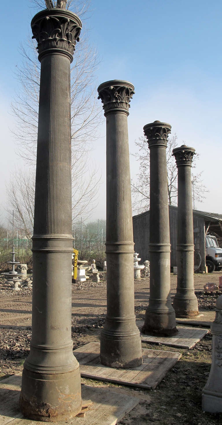 Très rare ensemble de quatre colonnes en fonte provenant probablement d'un pont, avec des chapiteaux ronds de style corinthien très finement travaillés et une haute tige cannelée élégante. Les colonnes sont libres et en très bon état.
