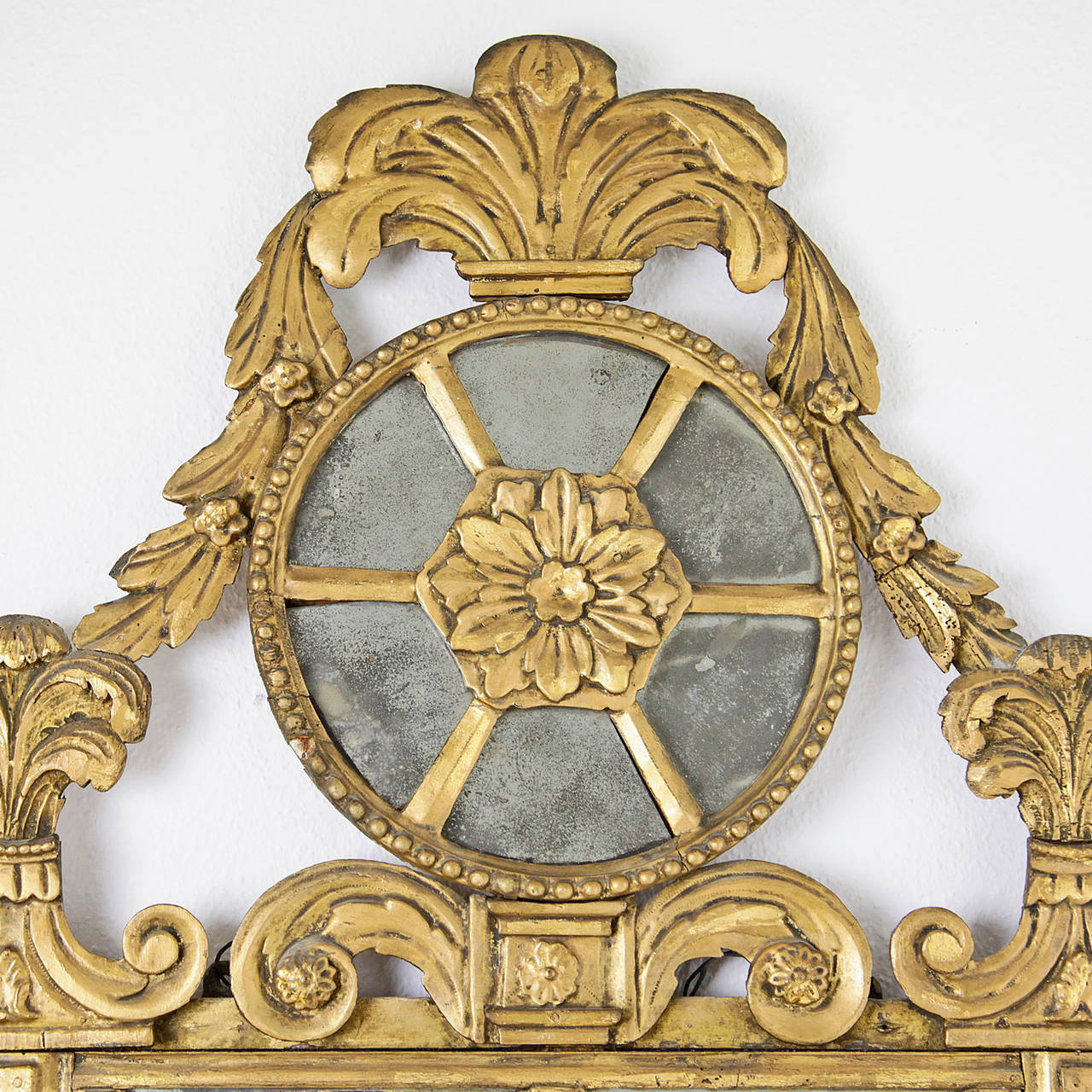 Fantastic italian Mirror, dating from the 18th Century.
Wood carved and gilded.