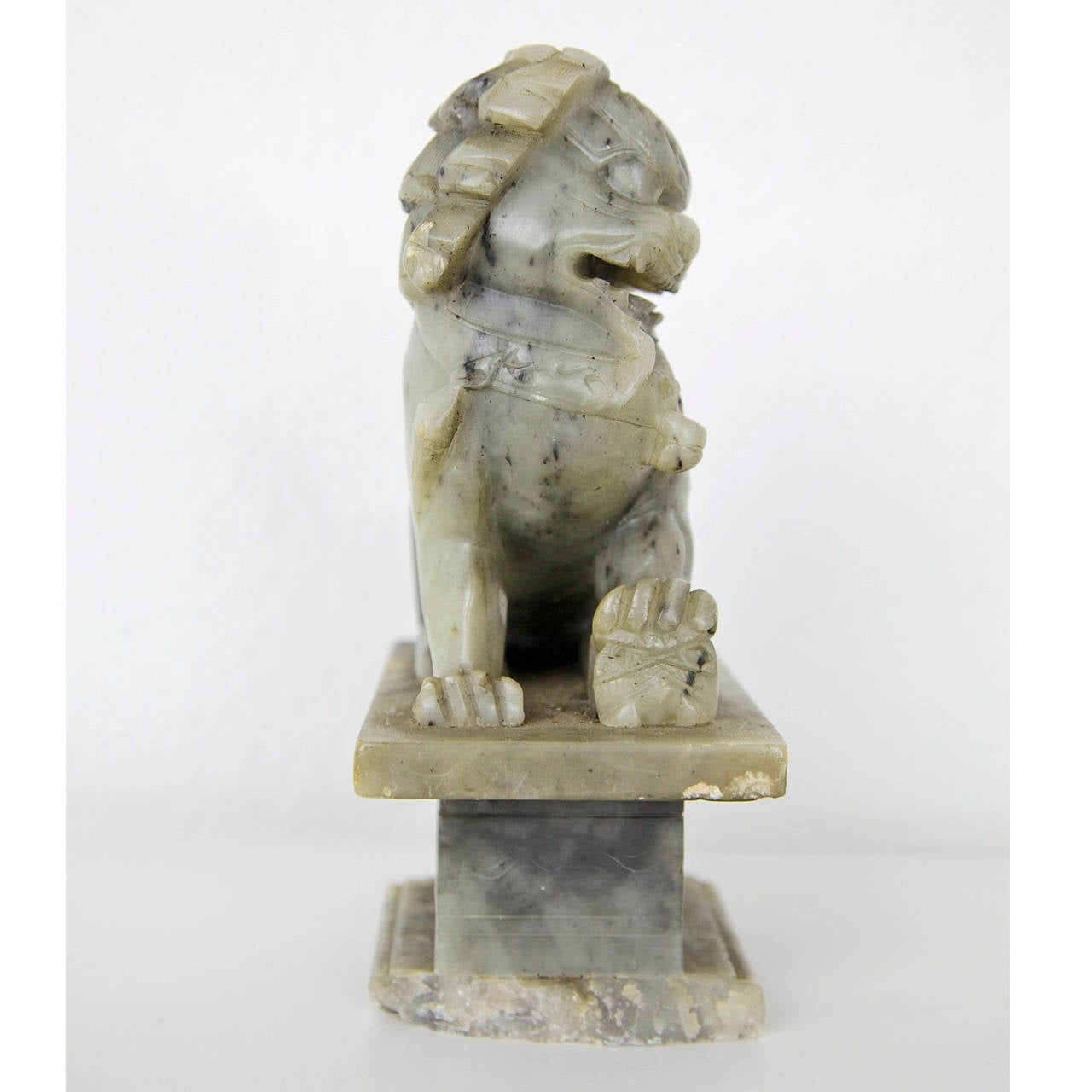 Very nice chinese marble Fu Dog (Lion Dog).
Easily damaged, see photos.
Fu Dogs are according to ancient Chinese tradition, a popular and powerful guard the door and keep the evil away, protect from negative influences and dangers of the outside