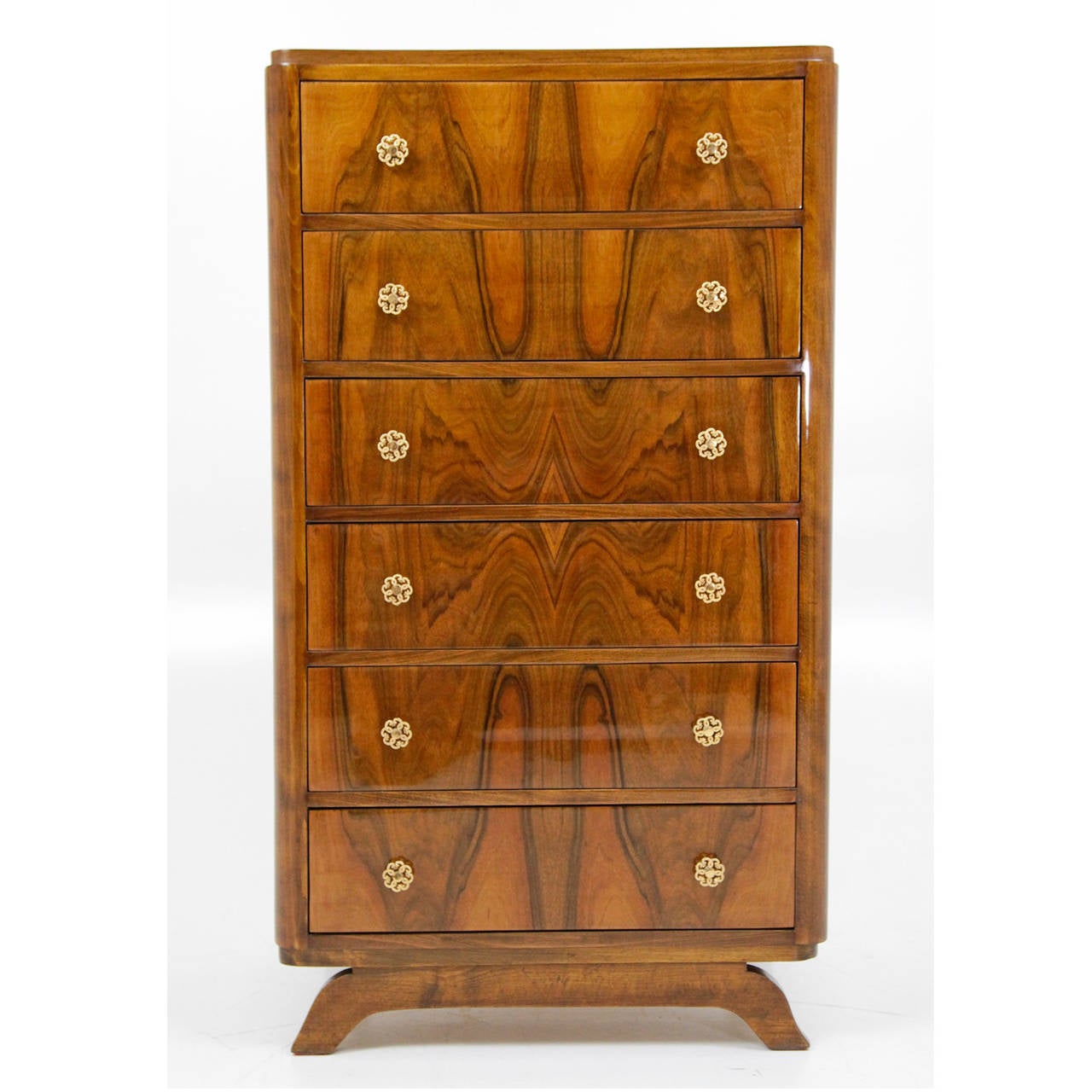 Very beautiful french Art Deco Chest of Drawers, circa 1940´s, walnut veneer with fantastic wood grain.