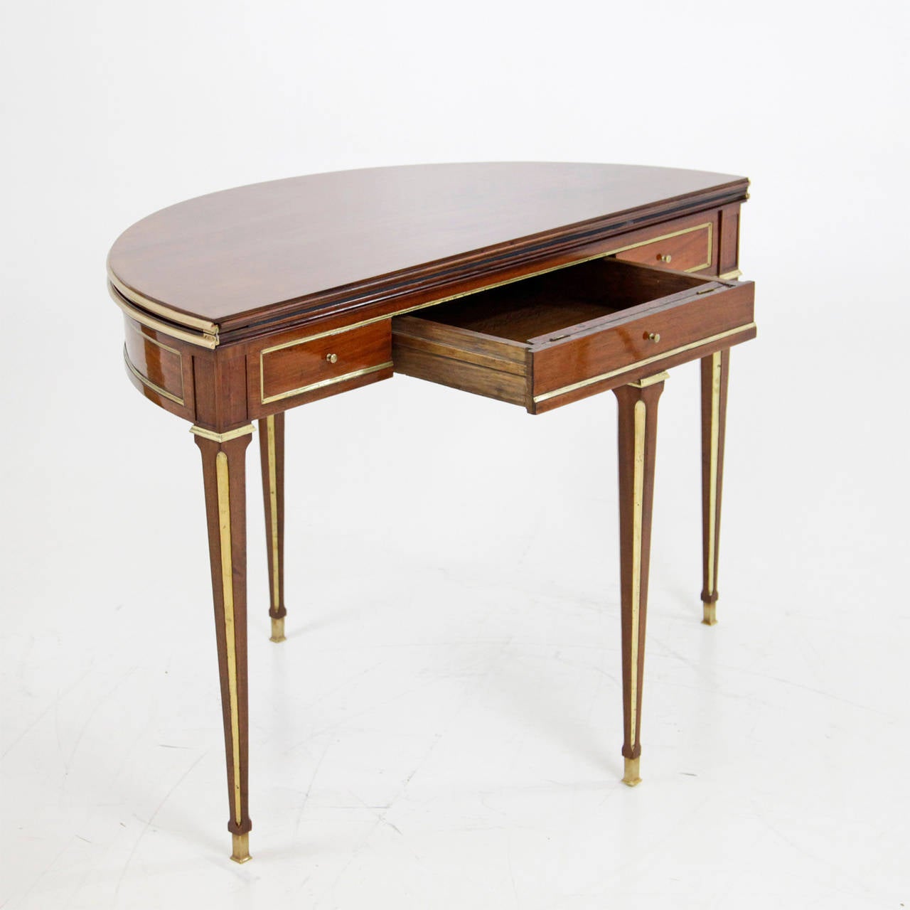 Very nice french Demi Lune Game Table, circa 1810´s.
Elegant console table in a semi-circular shape with brass mounts.
Playing surface upholstered in black leather.
Mahogany veneer.