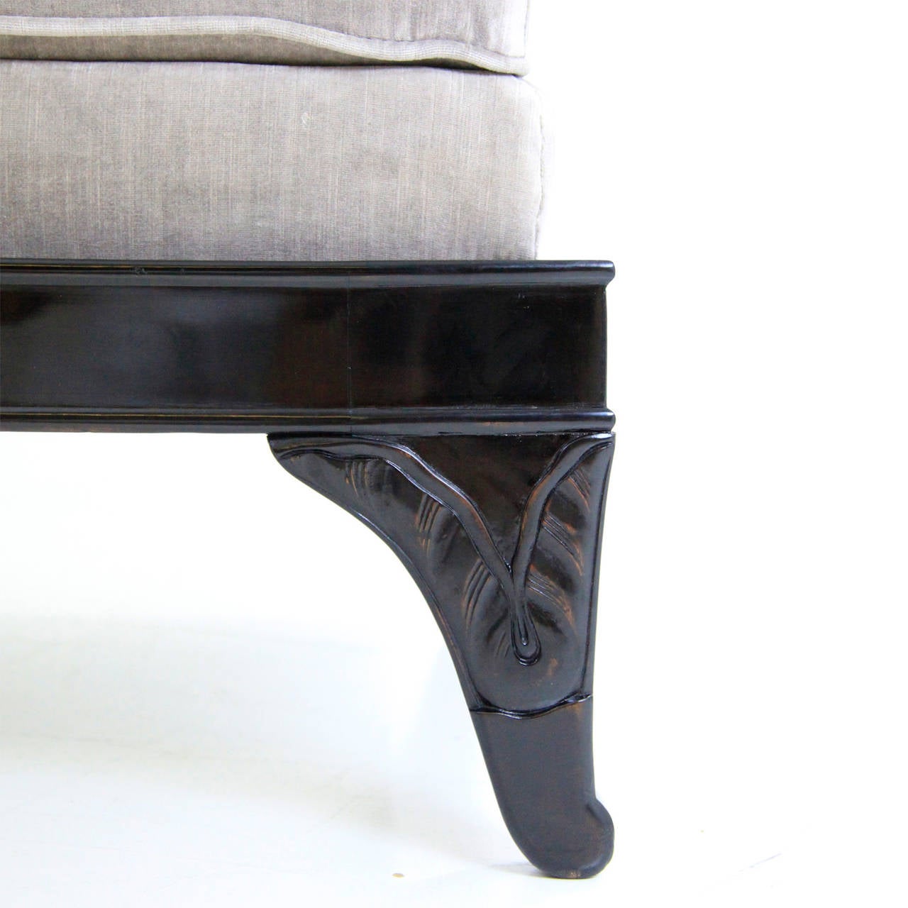 Very beautiful French ebonized recamier or couch, circa 1830s.
Elegant recamier with a simple ebonized frame and slightly curved feet.
The backrest is also curved and shows flower-shaped carvings on the sides and on the top. Further carved