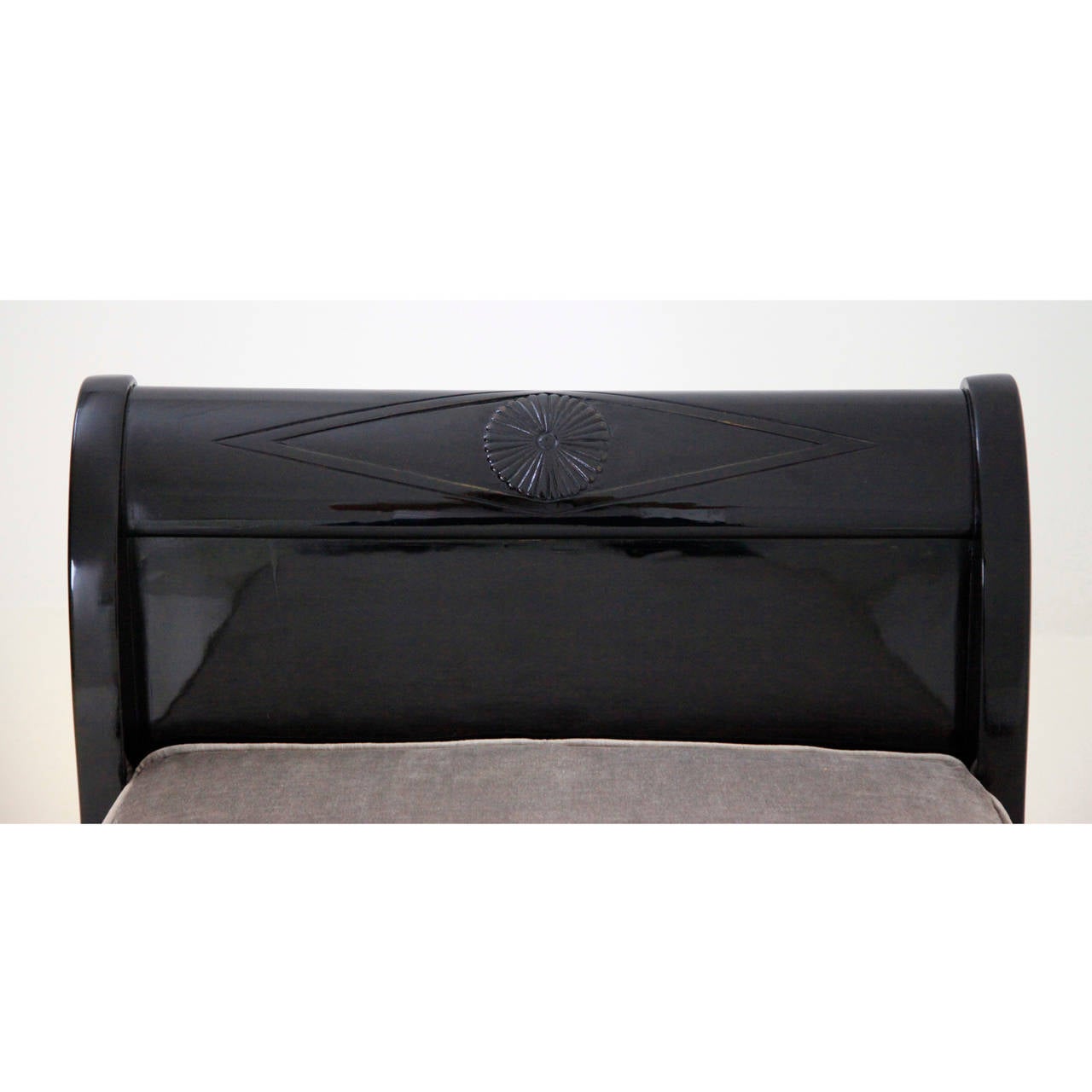 French Ebonized Recamier or Couch, circa 1830s In Excellent Condition In Greding, DE