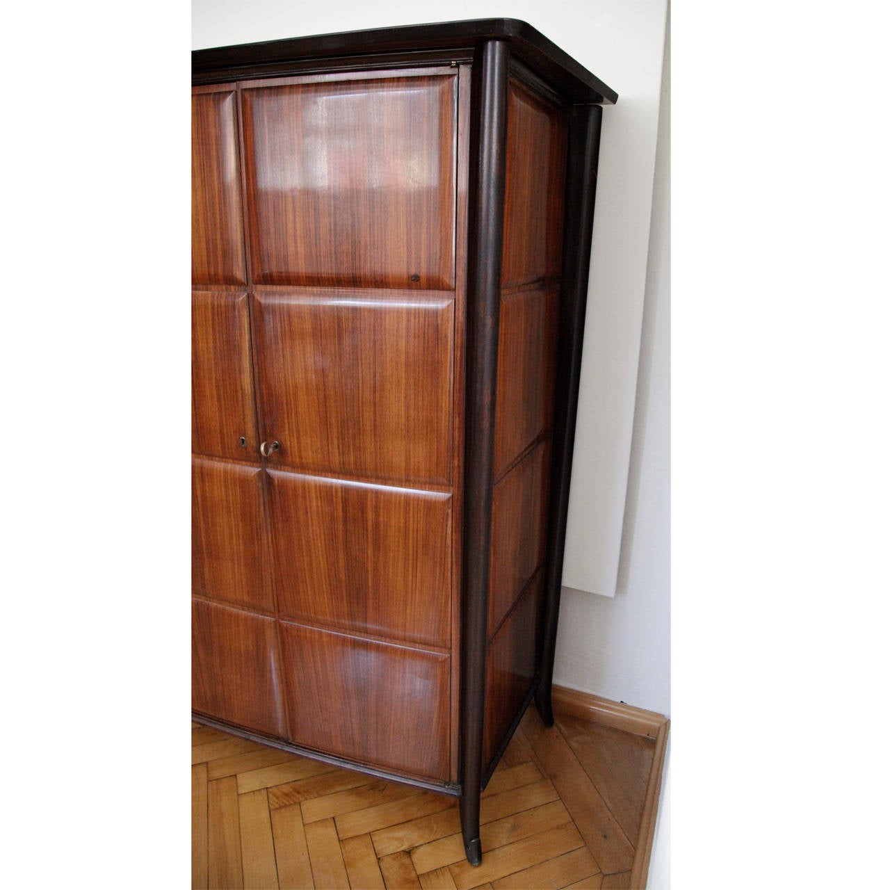 Wonderful Italian Cabinet / Highboard, attributed to Osvaldo Borsani, 1950s.

Great trapezoidal closet with three compartments. On the left and right side is a great compartment with a hanging rail, the middle section has two additional drawers.
