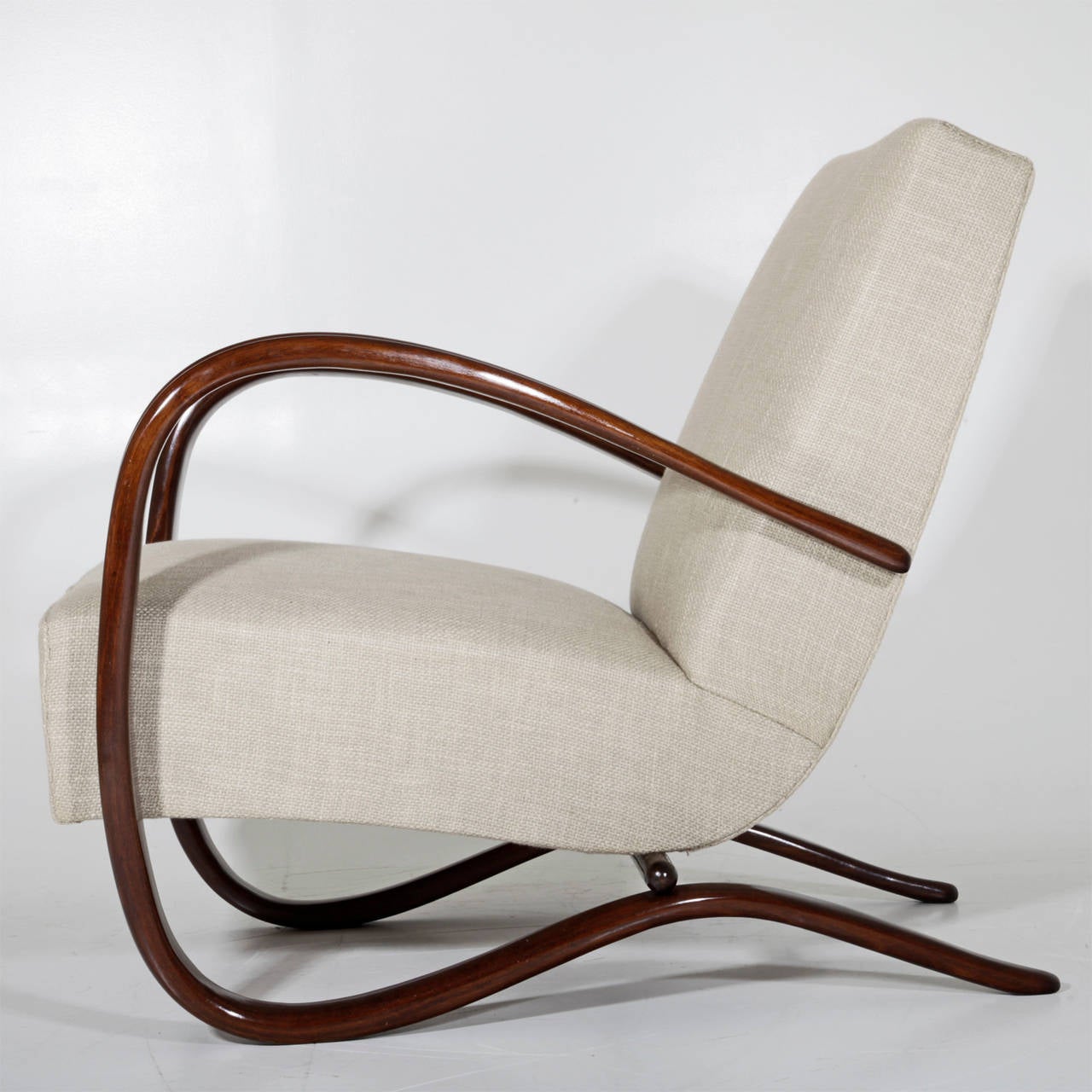 Fantastic pair Lounge chairs by Jindrich Halabala from the 1930's.
Very dynamic chairs with a curved base that ends fluently in the armrests.
New beige structure upholstery fabric, new upholstery.
Signed with Thonet logo.
Model H269.