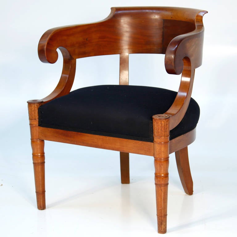 Very elegant French Empire armchair dating from 1810.