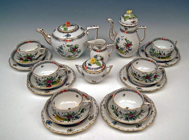 STUNNING HEREND COFFEE & TEA SET CONSISTING OF 22 PARTS:

--  tea pot        |  height:   5.6 inches   (14.0 cm)
--  coffee pot   |  height:  7.8  inches   (19.5 cm)
--  sugar bowl |  height:   3.6  inches   (  9.0 cm)
--  creamer     | 
