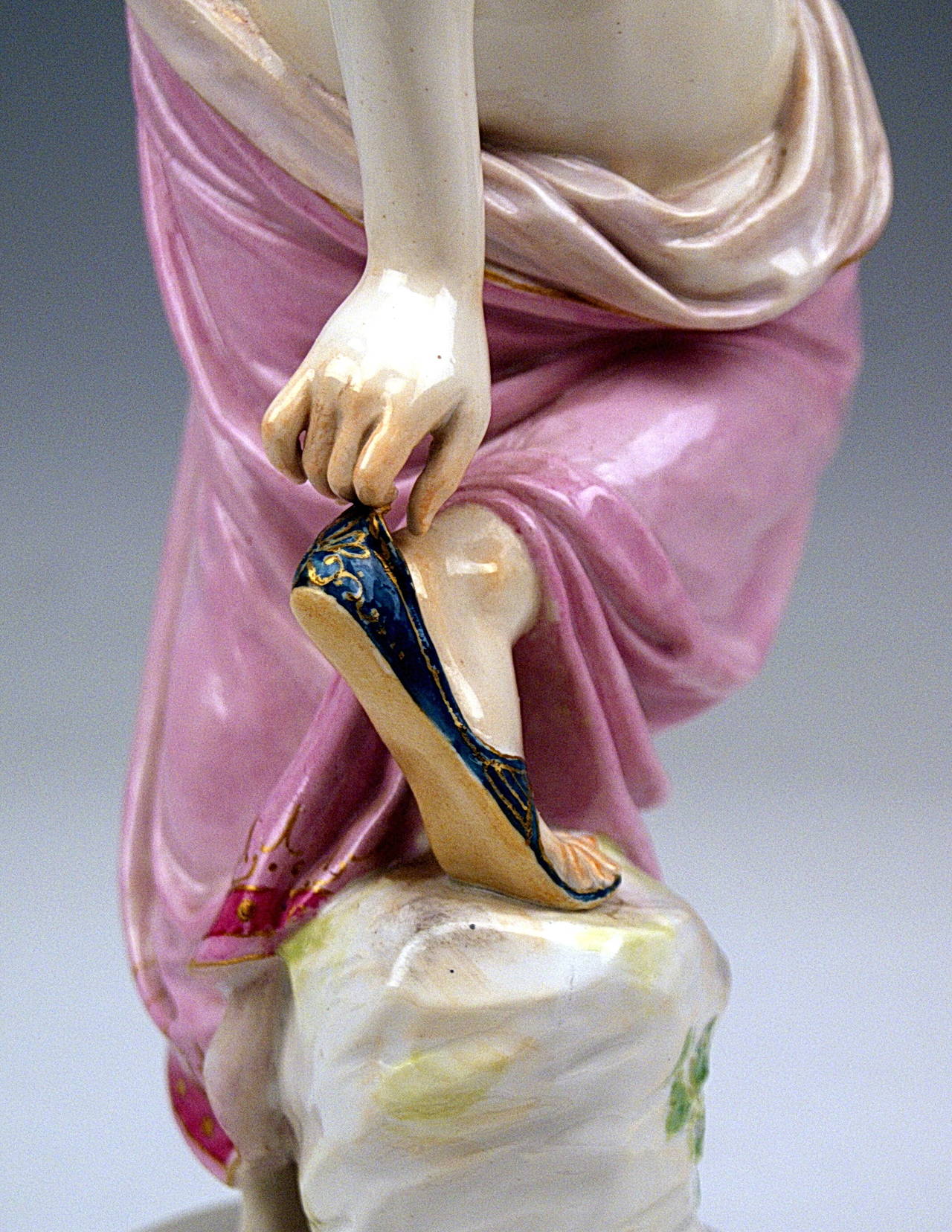 Early 20th Century Meissen Female Nude After The Bath By Robert Ockelmann C.1900