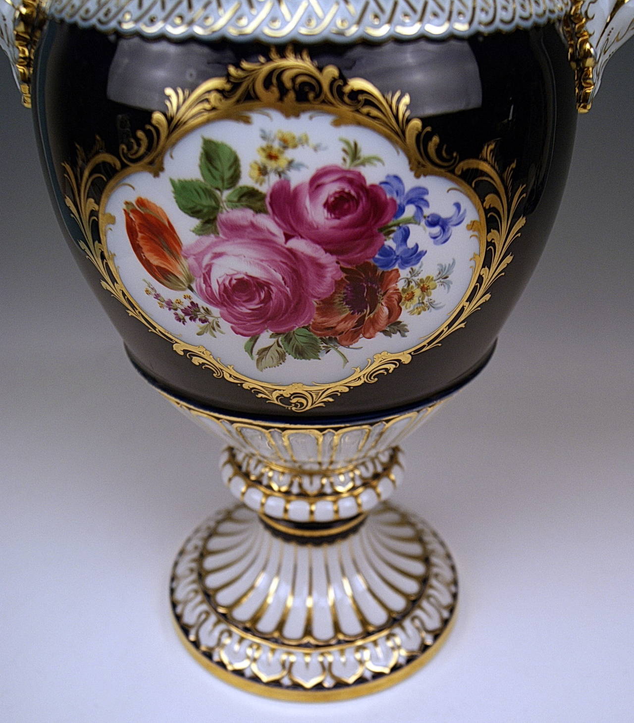 Meissen Snake Handles Vase Finest Flowers Height 19.4 Inches C.1924-34-34 In Excellent Condition In Vienna, AT