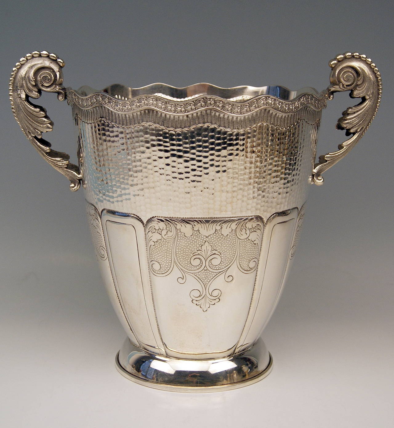 Silver gorgeous & tall Champagne  &  Wine Cooler  / vintage  of stunning appearance
____________________________________________________________

 !!!  SILVER WEIGHT:  54.32 OZ   1540 GRAMS