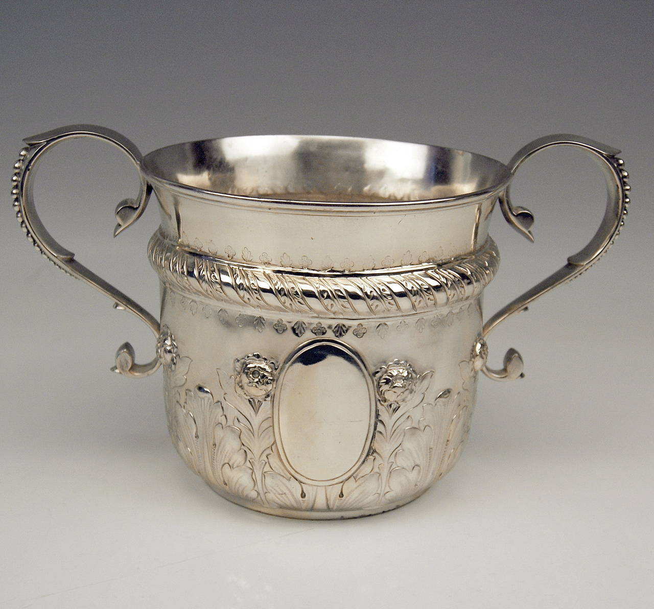 Silver gorgeous Champagne &  Wine Cooler vintage  (last quarter of 19th century)  of finest appearance

____________________________________________________________

 !!  SILVER WEIGHT:  27.51 OZ   780 GRAMS