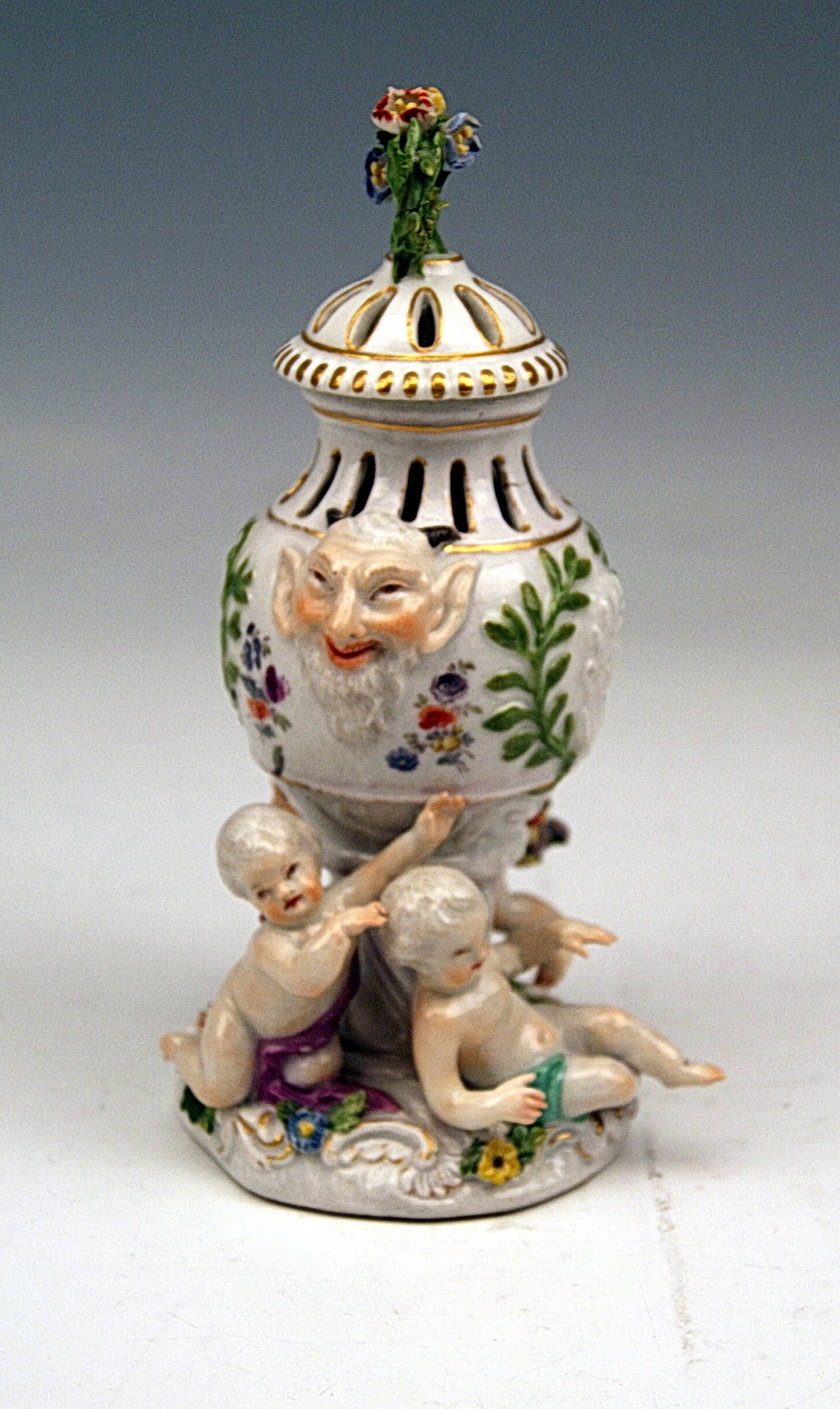German Meissen Brule Parfum Lidded Vase, Rococo Period circa 1745