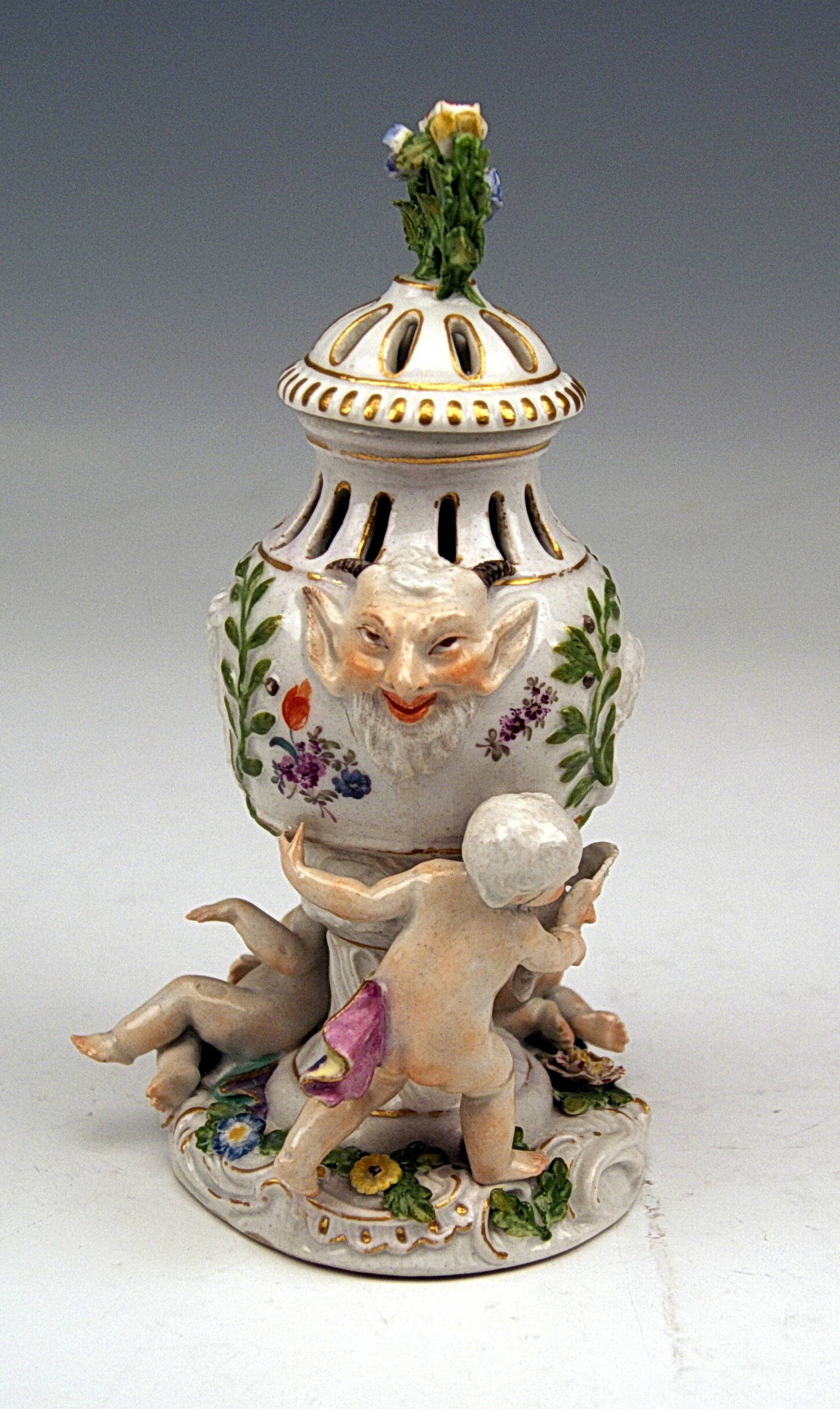 Meissen Brule Parfum Lidded Vase, Rococo Period circa 1745 In Good Condition In Vienna, AT