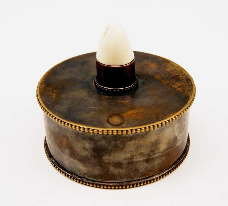 RAREST ROUND LIDDED BOX OF WIENER WERKSTAETTE  (WW):
 Stunning elegance  /  edged areas are decorated with so-said pearl-border.
 Material is  BRASS   (SILVER-PLATED). The lid is decorated with a knob made of  BONE.

 MADE  1903 -