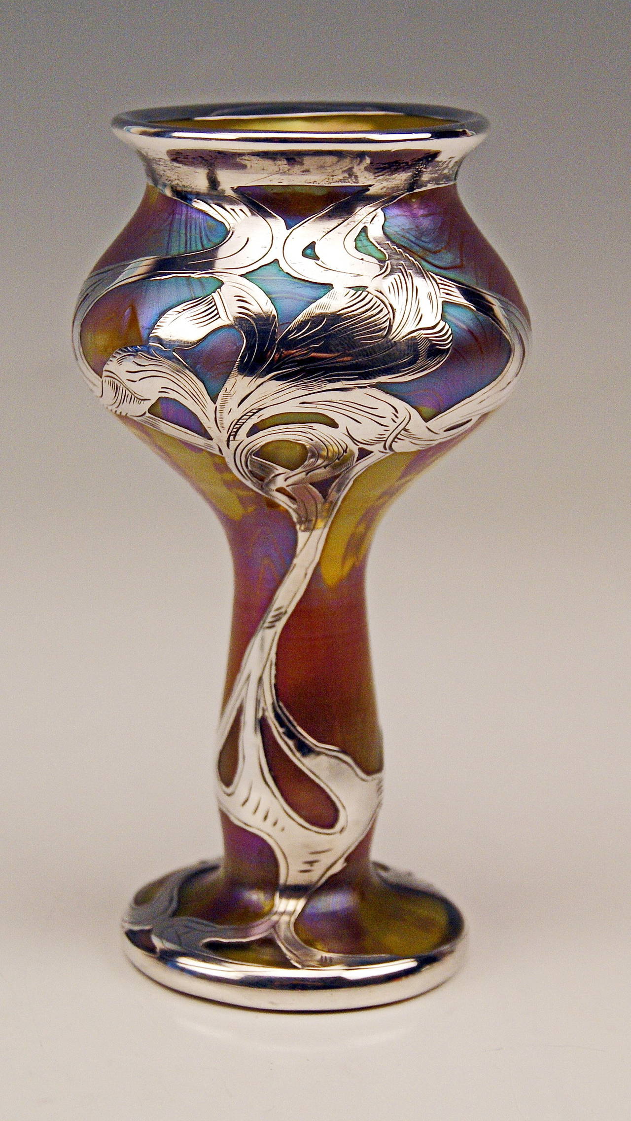 Début du 20ème siècle Vase Loetz Veuve Art Nouveau Phaenomen Gre Silver Overlay, circa 1900 en vente