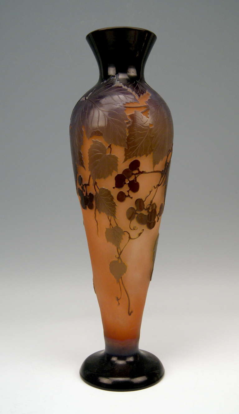 Gallé Nancy Tall Vase with Wine Grapes Art Nouveau France Lorraine c. 1920 In Excellent Condition In Vienna, AT