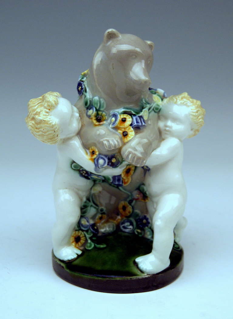 Michael Powolny zwei Putten, die einen Bären tragen sehr schöne Figurengruppe, um 1914-1915
Modelliert von Michael Powolny (1871-1954)

Gepunzt:
Hergestellt von Wiener Keramik und Gmundner Keramik (VWGK / gestempelt)
MATERIAL ist Keramik
