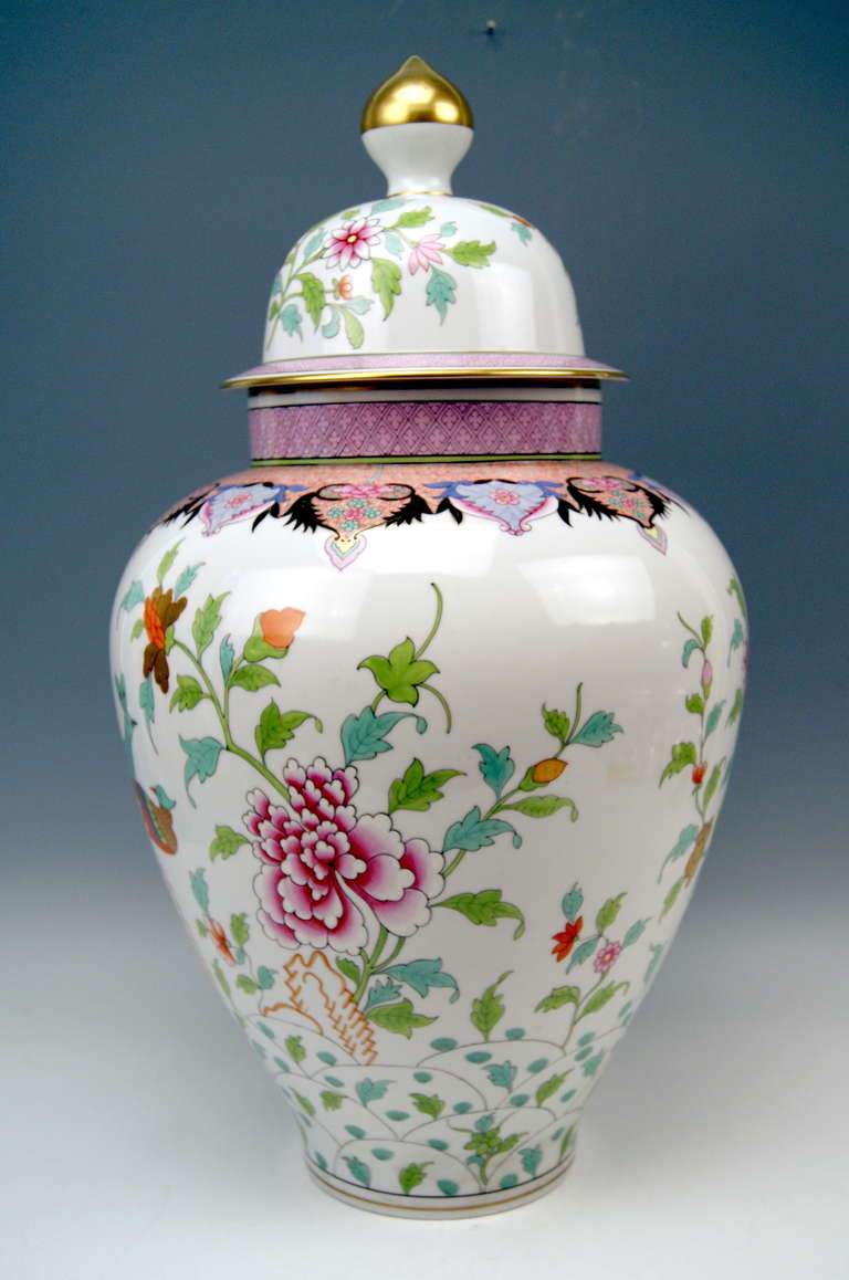 Hungarian Herend Huge Lidded Vase Stunningly Painted, circa 1950  -  60
