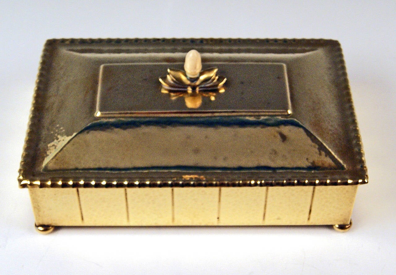 SUBJECT:
BRASS ART DECO STUNNING LIDDED BOX / CASKET, MADE BY WMF
with original wooden liner

MANUFACTORY:  WMF GERMANY GEISLINGEN
DATING:            CIRCA 1920 / 25
MATERIAL:       BRASS and WOODEN LINER
TECHNIQUE:    ELECTROTYPE METALWARE