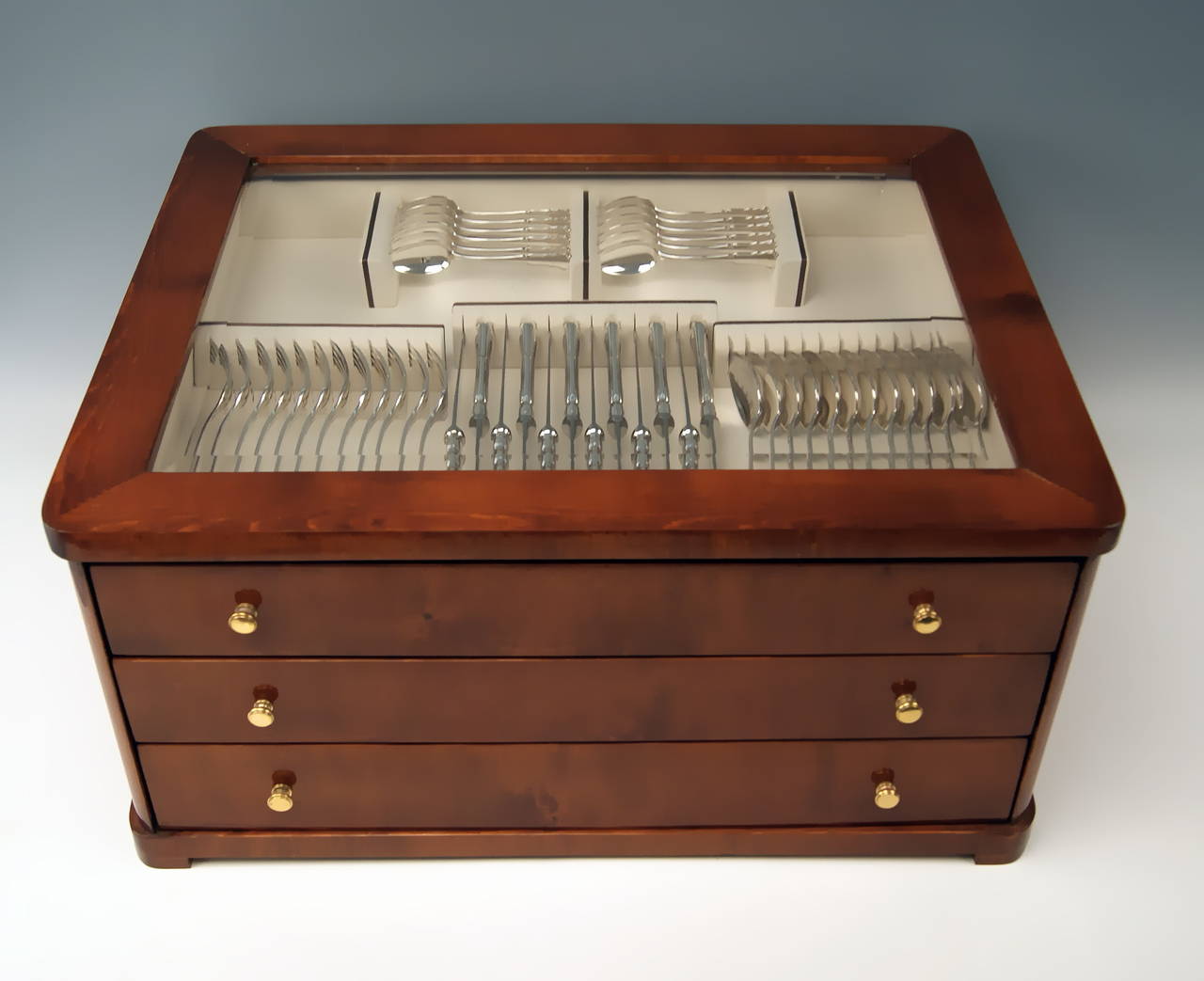SILVER DRESDEN BAROQUE 109-PIECE FLATWARE 12 PERSONS WILKENS GERMANY c.1925

Gorgeous German cutlery service  /  flatware   /  dinnerware consisting of 109 pieces.  Most elegant design  =  DRESDEN BAROQUE  /  hallmarked by WILKENS Germany.  - 