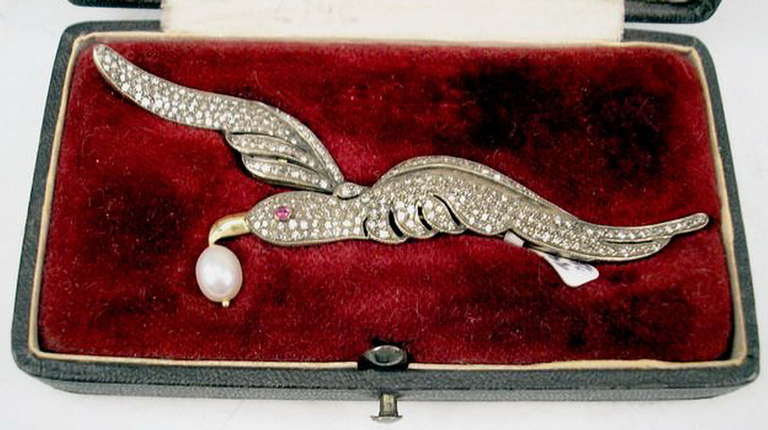 GOLDEN ART NOUVEAU BROOCH SHAPED AS SEA MEW WITH DIAMONDS (VINTAGE CUTS)

Gold    ( checked  /  14 ct    585 )      /   Diamonds (vintage cuts  /  circa 1.20 Carat)   +   SEA PEARL 

Many diamonds - Vintage cuts with a sea pearl 
most elegant