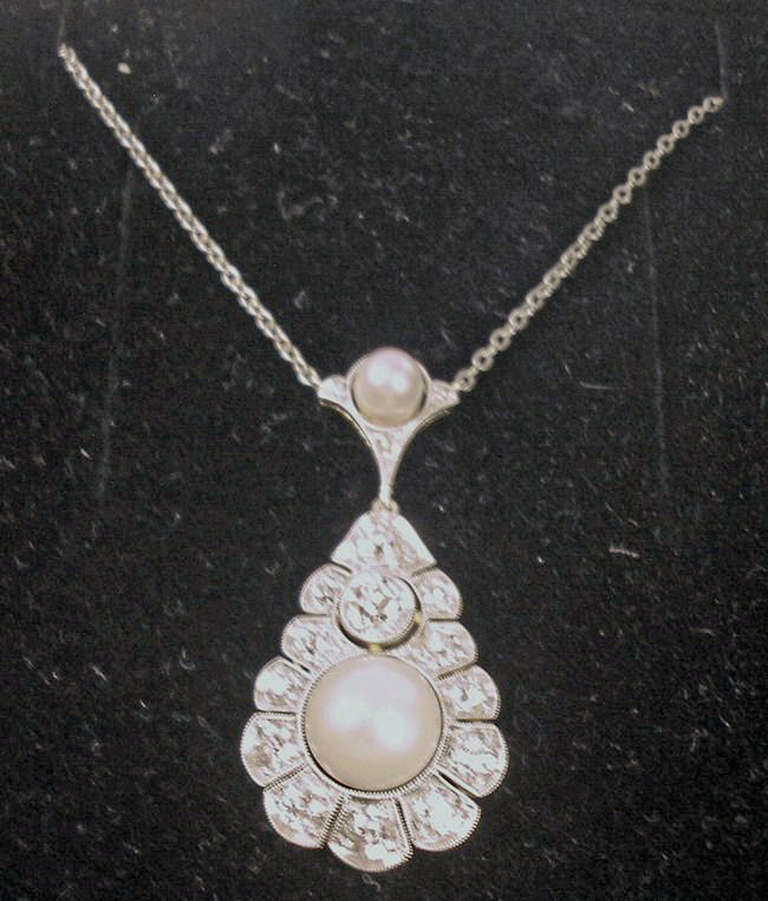 Golden Art Deco necklace of high value with many diamonds   (Vintage cuts  /  1.90  carat)  
c. 1920

White gold ( Checked  /  14 ct    585)         Diamonds  (Vintage cuts  /  1.90  Carat)      Two sea pearls 

Many diamonds - vintage