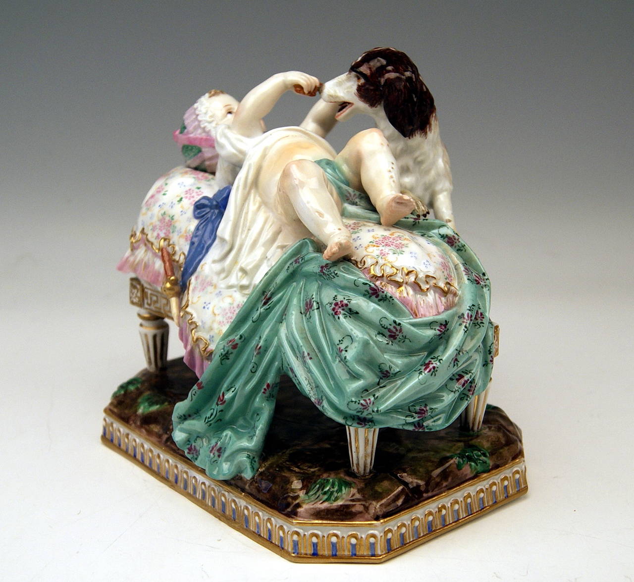 Gruppo di splendide figurine di Meissen create da Michel Victor Acier
(1736 - 1799)  intorno all'anno 1774:  La placidità dell'infanzia

Specifiche:
Un adorabile bambino giace su una chaise longue imbottita: Gioca con
un cane che si appoggia al