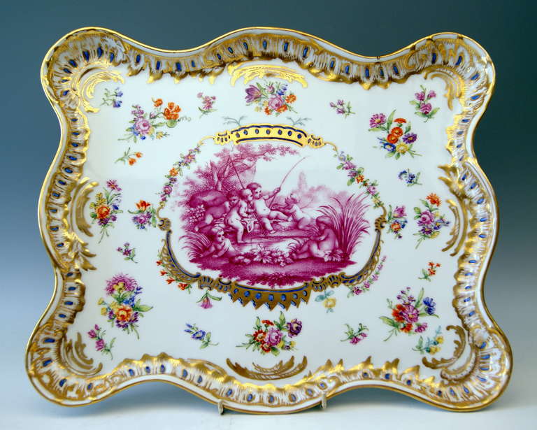 MAGNIFIQUE PLAT DE SERVICE MEISSEN TEICHERT AVEC UNE SUPERBE PEINTURE :
 IL Y A DU ROUGE POURPRE  ( = PURPUR CAMAIEU EN ALLEMAND )  TABLEAU DANS LA ZONE CENTRALE VISIBLE, REPRÉSENTANT D'ADORABLES PETITS CHÉRUBINS OCCUPÉS À PÊCHER, ENTOURÉS D'ARBRES