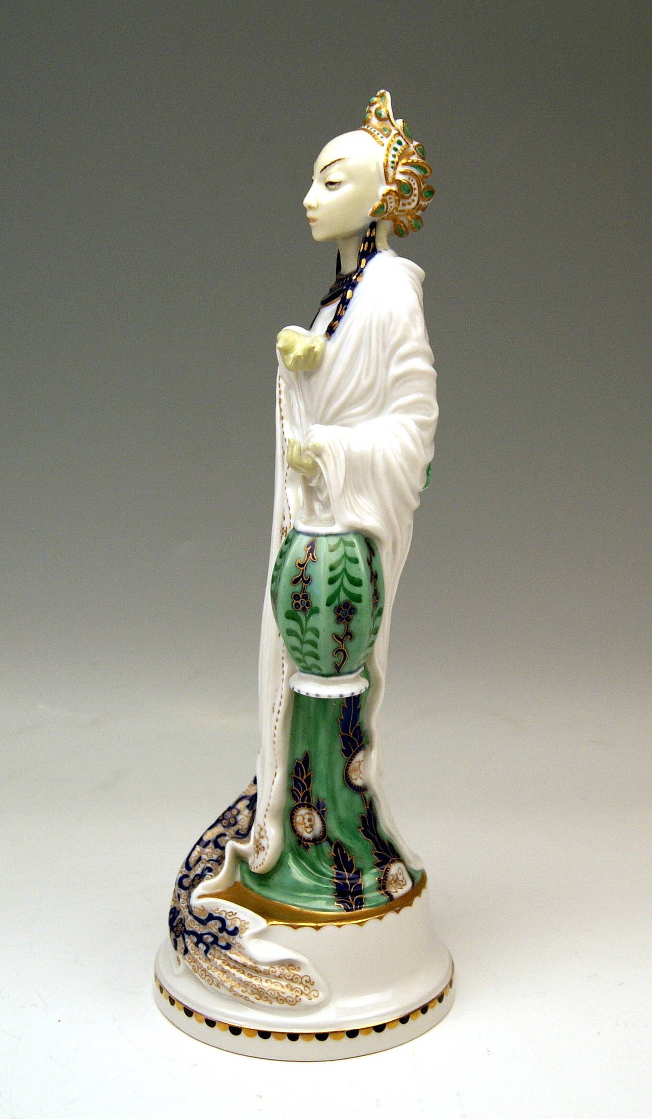 ROSENTHAL RAREST FIGURINE OF A CHINESE LADY:
THE ORIGINAL GERMAN TITLE IS:   TÄNZERIN TSCHAOKIUM   ( = LADY DANCER CHAOKIUM )
The Chinese woman wearing a long dress covered with mantle holds a Chinese lantern in left hand.  The woman's garments