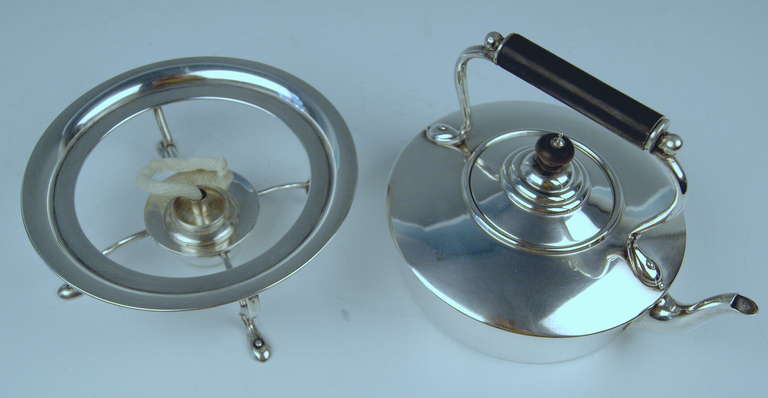Sterling Silber Jugendstil Teekanne auf Rechaud von Barnard UK, London, um 1895 (19. Jahrhundert) im Angebot