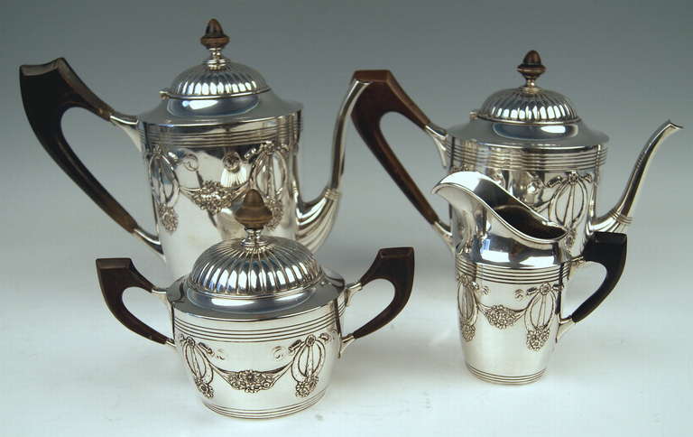 GORGEOUS GERMAN ART NOUVEAU SILVER COFFEE  /  TEA SET MADE IN BREMEN .

 This set consists of various parts:

-- COFFEE POT    height:  circa  8.8  inches   (22.0 cm)     number  132029
-- TEA POT     height:  circa  8.0  inches   (20.0 cm)    