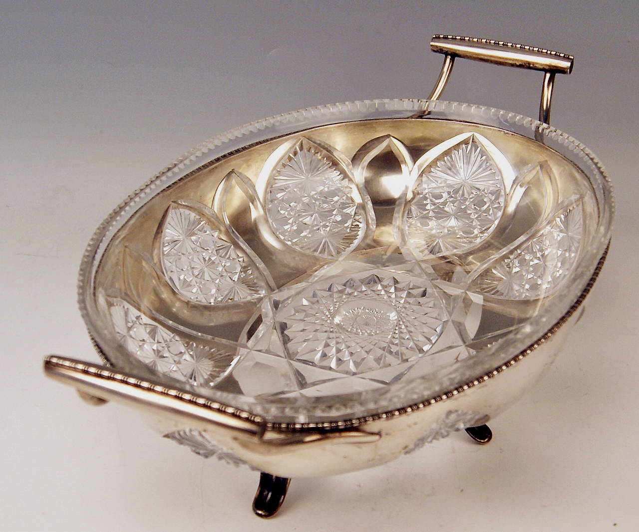 Austriaco Ciotola enorme austriaca in argento con rivestimento in vetro, 1900-1910 circa in vendita