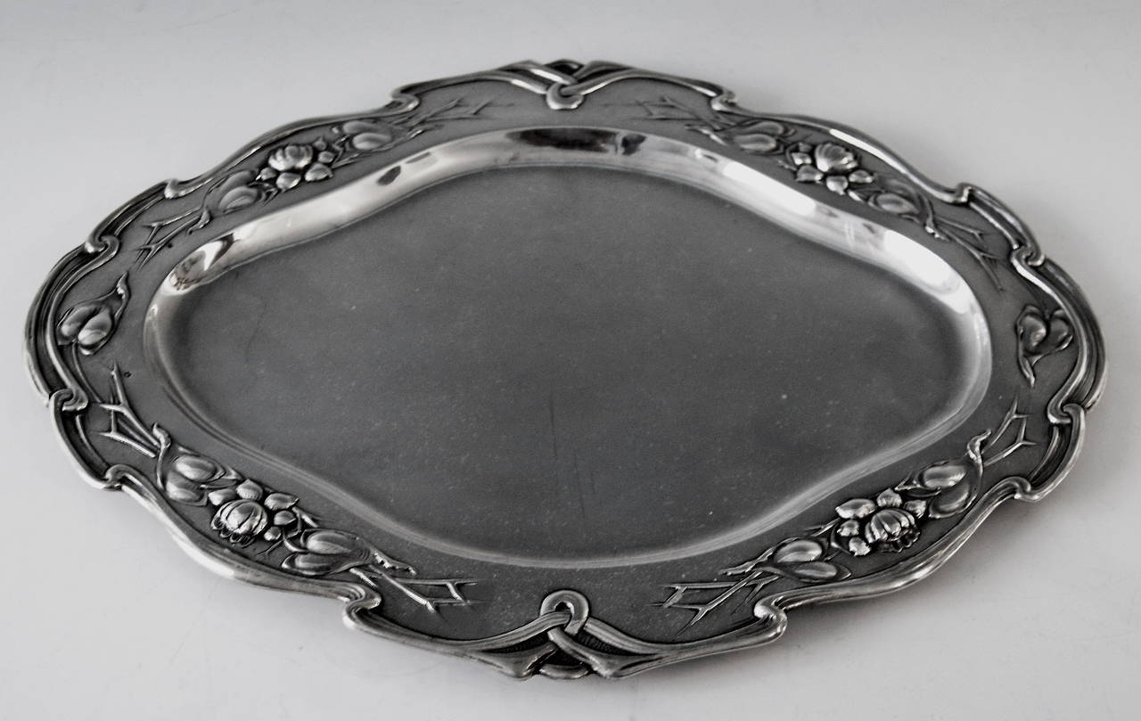 Plat de service excellent en argent autrichien viennois 
art nouveau  /  fabriqué vers 1905

plat de service ovale en argent d'excellente qualité. la partie centrale du plat présente une surface lisse   /   son bord est décoré des plus beaux