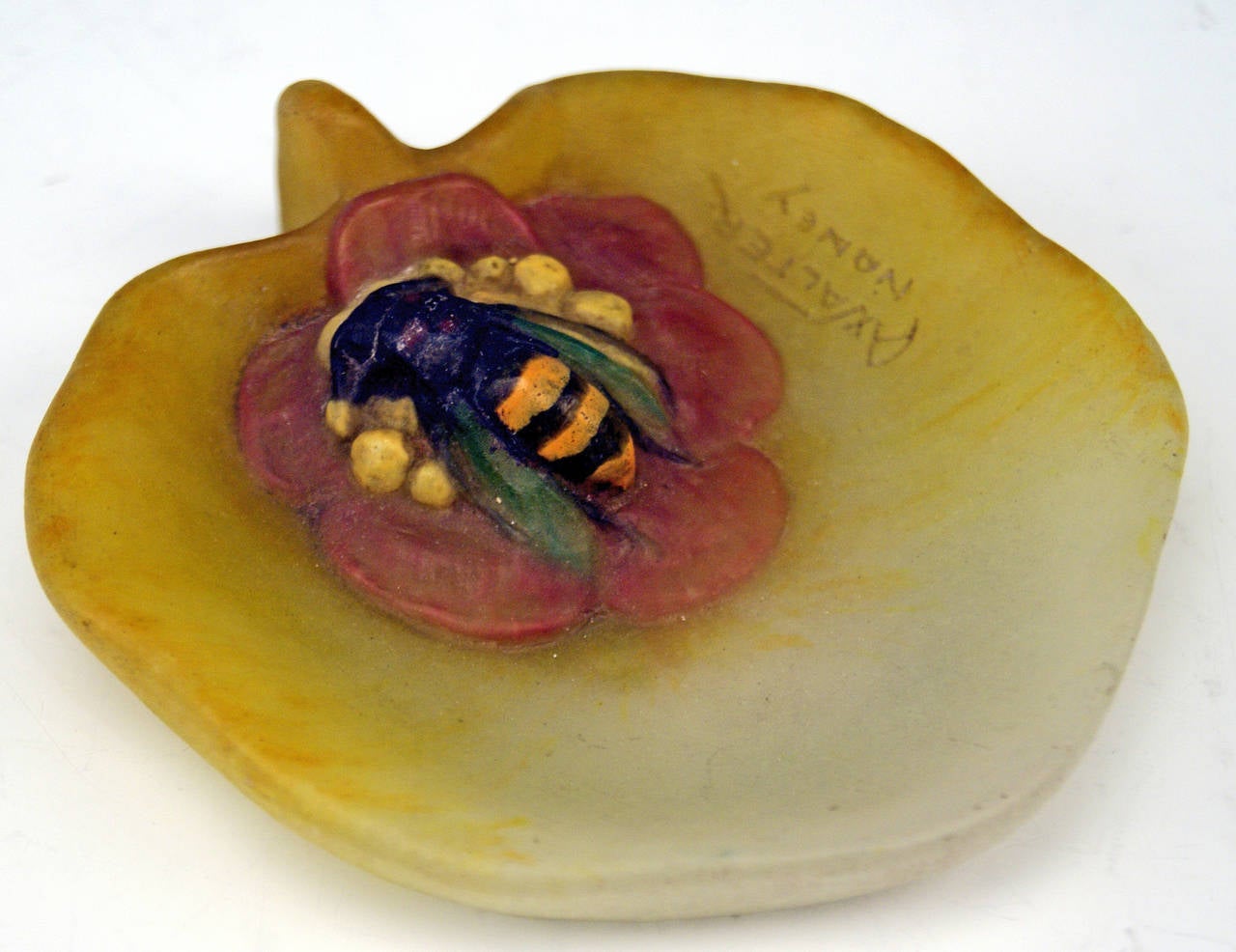 Gorgeous tray-bowl in orange-yellow-cream color shade/Art Deco
Vide-poche en pâte de verre à décor d'une abeille sur fleur
Signature incisée 'A. Walter Nancy'. Vers 1920-1930.

Manufactory:
Amalric Walter Nancy
made in France/Nancy,