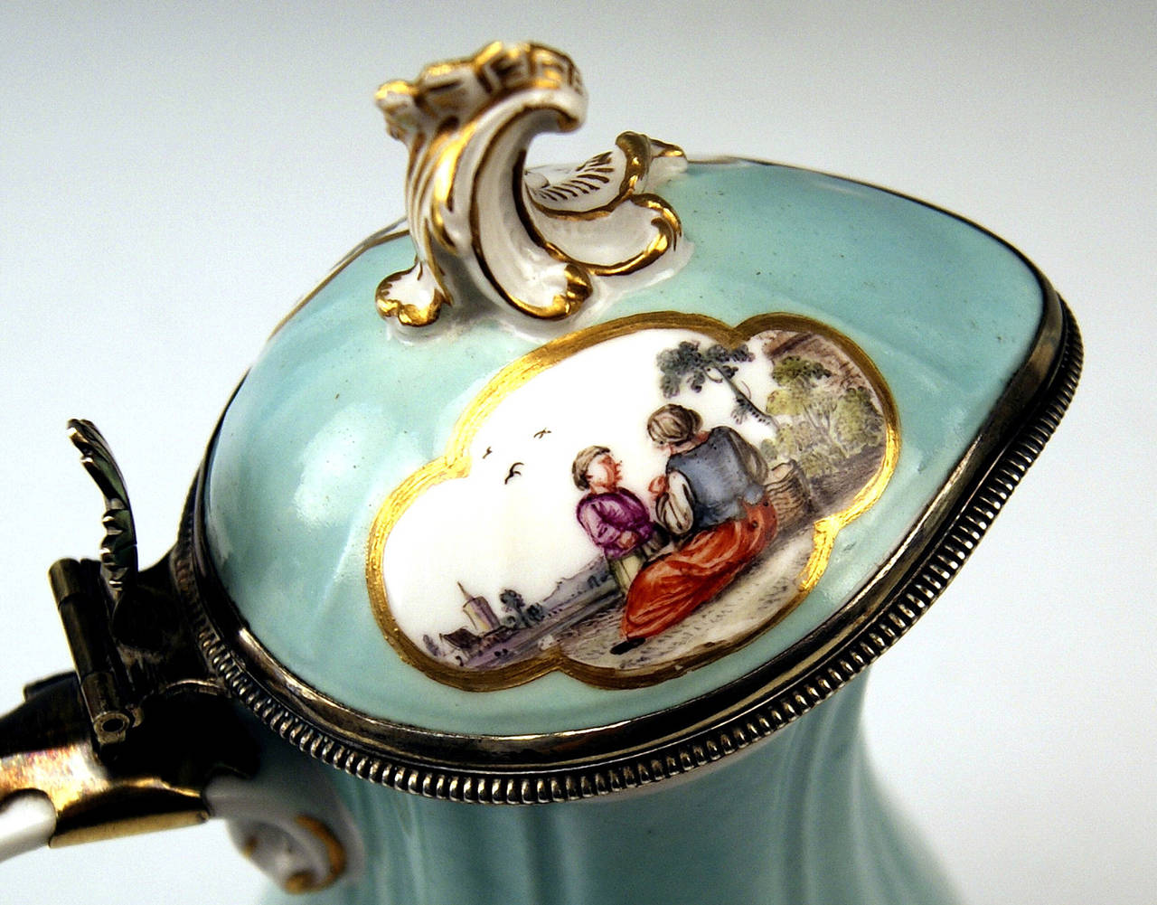 Meissen Lidded Coffee Pot Rococo Period, Made circa 1750 In Excellent Condition In Vienna, AT